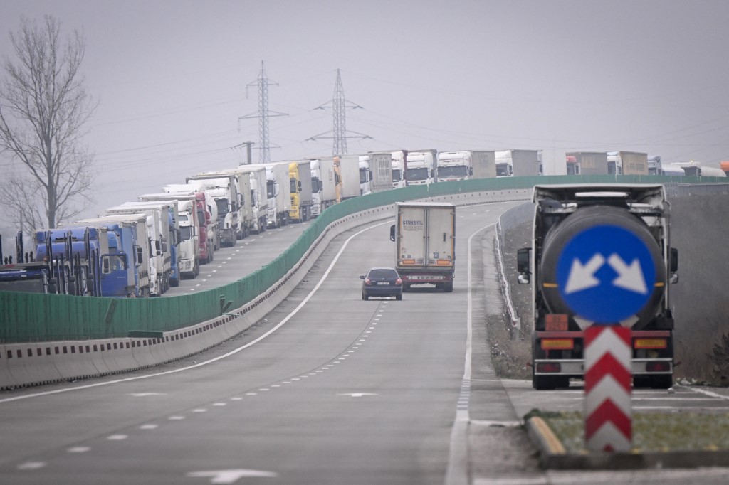 Xe tải xếp hàng để đi qua cửa khẩu Giurgiu-Ruse nằm giữa Romania và Bulgaria